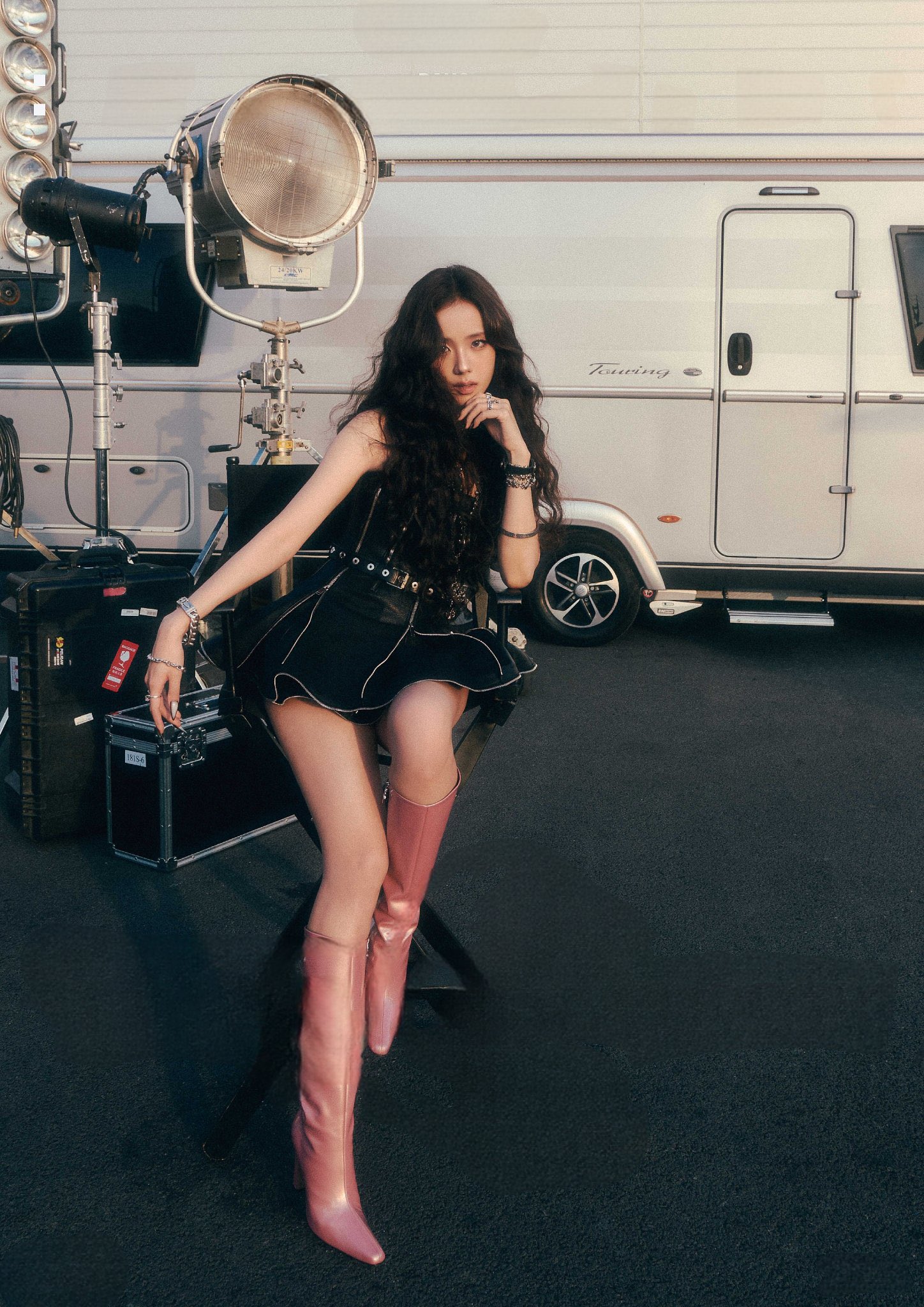 Jisoo Lights, Love, Action